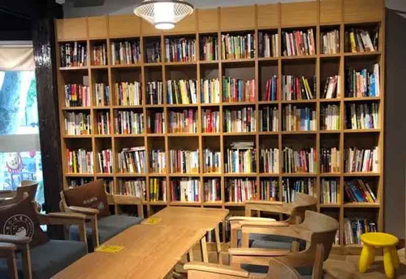 　　在快節奏的現代生活中，書店不僅是售賣書籍的場所，更是人們心靈棲息的港灣。對于鄭州的書店而言，如何通過裝修設計營造濃郁的書香氛圍，打造舒適宜人的閱讀區，成為吸引讀者、提升競爭力的關鍵。接下來，就從多個維度為你解析鄭州書店營造書香氛圍與舒適閱讀區的設計方案。  　　1、整體布局規劃：打造流暢閱讀動線  　　合理的整體布局是營造良好閱讀體驗的基礎。鄭州書店在設計時，可采用開放式與半開放式相結合的布局。將暢銷書、熱門書籍放置在入口顯眼位置，吸引讀者目光;按照文學、社科、兒童等不同類別劃分書籍陳列區域，每個區域設置清晰的指示牌。同時，在各個區域間留出寬敞的通道，避免擁擠雜亂，形成流暢的閱讀動線。此外，可設置獨立的文創產品區、咖啡休閑區，與書籍陳列區相互呼應，既豐富書店業態，又能引導讀者自然穿梭于不同空間，延長停留時間。  　　2、色彩與燈光設計：烘托靜謐書香氛圍  　　色彩和燈光對書店氛圍的營造起著至關重要的作用。在色彩選擇上，應以沉穩、寧靜的色調為主，墻面可選用米白色、淺灰色等淡雅色彩，搭配木質書架的暖棕色，營造出溫馨而不失莊重的氛圍。燈光設計則需兼顧功能性與氛圍營造，采用柔和的暖光作為基礎照明，均勻照亮整個書店空間;在書架區域設置局部射燈，突出書籍陳列，方便讀者查找;閱讀區的燈光要更加柔和，可使用臺燈、落地燈等，避免強光直射，為讀者打造靜謐舒適的閱讀環境，讓讀者沉浸在書香之中。  　　3、閱讀區細節設計：提升舒適閱讀體驗  　　舒適的閱讀區是書店留住讀者的核心。閱讀區的座椅選擇至關重要，應采用符合人體工程學的沙發、靠椅，搭配柔軟的坐墊和靠枕，確保讀者長時間閱讀不易產生疲勞感。閱讀桌椅的高度要合理搭配，桌面寬敞，方便讀者放置書籍和飲品。同時，在閱讀區設置充足的電源插座和 USB 接口，滿足讀者電子設備充電需求。此外，閱讀區的隔音設計也不容忽視，可采用吸音材料裝飾墻面和天花板，減少外界噪音干擾，為讀者提供安靜的閱讀空間。  　　4、文化元素融入：強化書店獨特氣質  　　融入豐富的文化元素能讓書店更具辨識度和吸引力。鄭州有著深厚的歷史文化底蘊，書店可將本地文化特色融入裝修設計中。例如，在墻面裝飾上展示鄭州的歷史建筑、文化名人等圖片或繪畫;設置本土文化書籍專區，陳列與鄭州相關的歷史、民俗、藝術等書籍;還可定期舉辦與鄭州文化相關的講座、讀書分享會等活動，讓書店成為傳播本土文化的平臺。此外，通過擺放藝術擺件、懸掛書法作品等方式，提升書店的文化品味，強化其獨特氣質，讓讀者在閱讀之余，也能感受到文化的熏陶。  　　鄭州書店通過科學的整體布局規劃、巧妙的色彩燈光設計、貼心的閱讀區細節處理以及豐富的文化元素融入，能夠成功營造出濃厚的書香氛圍與舒適的閱讀區。這樣的設計不僅能滿足讀者對高品質閱讀環境的需求，還能讓書店成為城市文化的重要載體，吸引更多讀者走進書店，享受閱讀的樂趣，為鄭州的文化建設與發展貢獻力量。