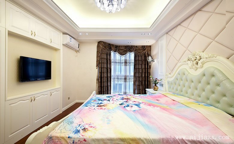 淺色優(yōu)雅的歐式風格兩居室主臥室裝修效果圖